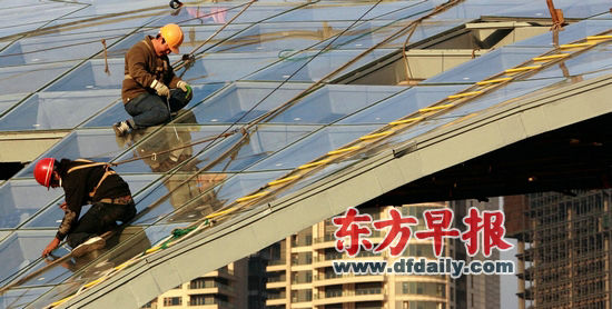 今后，上海還將限制處于人流密集、流動(dòng)性大的區域內的建筑物安裝玻璃幕墻。徐曉林 早報資料